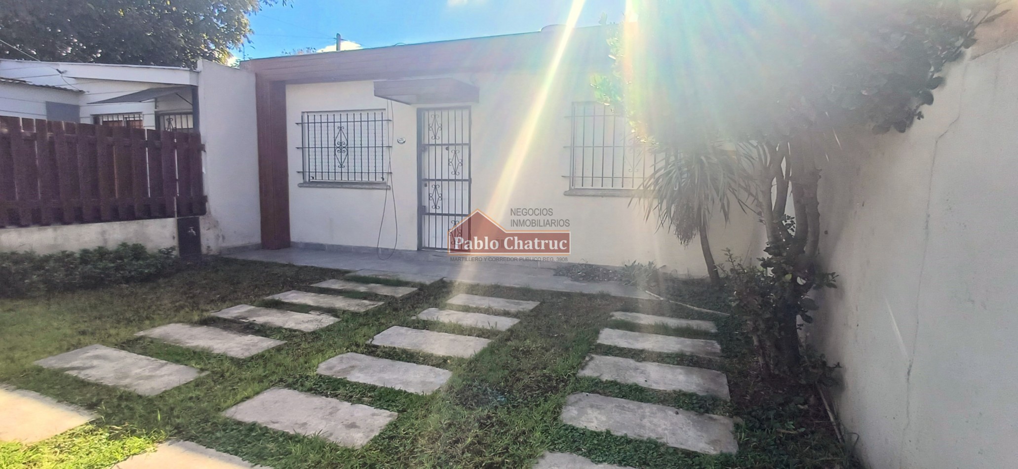 ALQUILER 24 MESES- CASA CON ENTRADA DE VEHICULO.