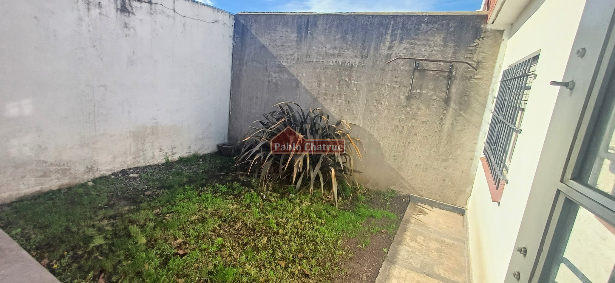 ALQUILER 24 MESES- CASA CON ENTRADA DE VEHICULO.